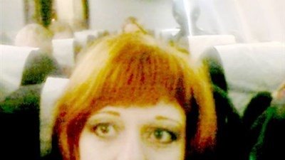 شاهد.. التقطت سيلفي في الطائرة وفوجئت بظهور كائن فضائي معها