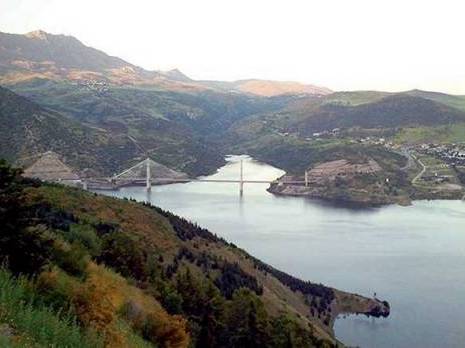 Le danger de la pollution et de l'effritement des berges