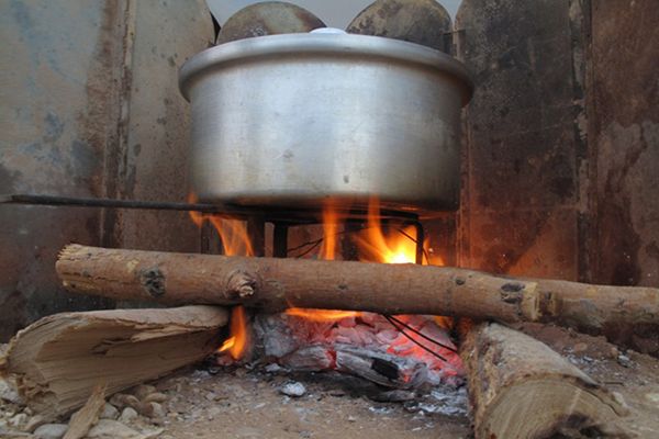 سكان قرية امقيد بتمنراست يعودون لطبخ طعامهم على الحطب