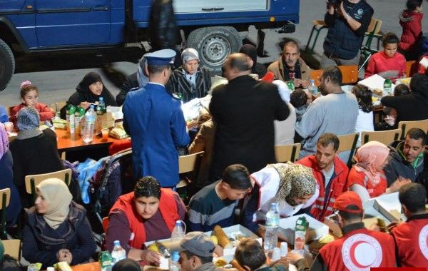 الشرطة توزع هدايا ووجبات ساخنة على أطفال اللاجئين بالعاصمة