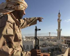 الحقوقي التونسي محمد العيادي لـ الفجر                 قطر تتكفل بتسليح المعارضة الليبية عبر تونس بعد نفاد الأسلحة الفرنسية