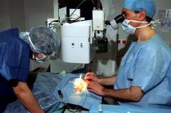 الجزائريون سيودّعون النظرات والعدسات اللاصقة              “اللازيك” تقضي على 80 بالمائة من عيوب الرؤية