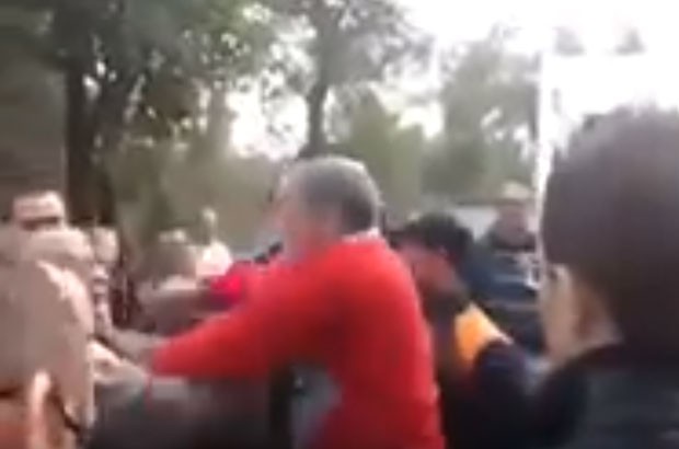 Un président d'un club de football agresse un supporter ! (Vidéo)