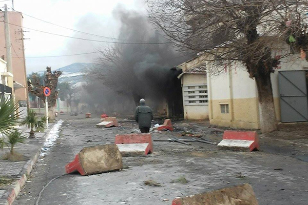 قنابل مسيلة للدموع وزجاجات حارقة وتوقيف 30 شخصا بوادي الماء بباتنة