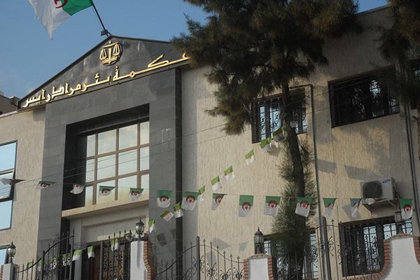 الحبس لبائعي سلاسل ذهبية مزيفة بالعاصمة