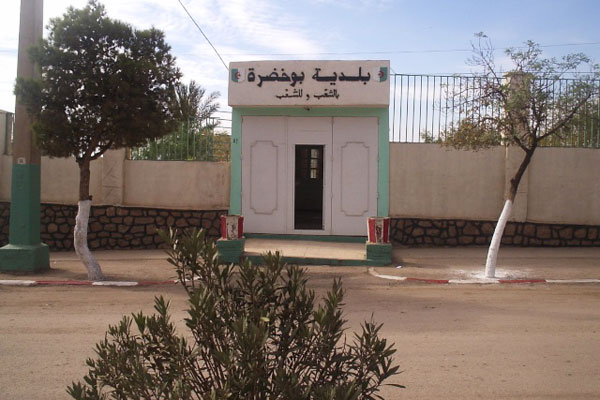 تلاميذ ابتدائية في مسيرة نحو مقر البلدية بتبسة