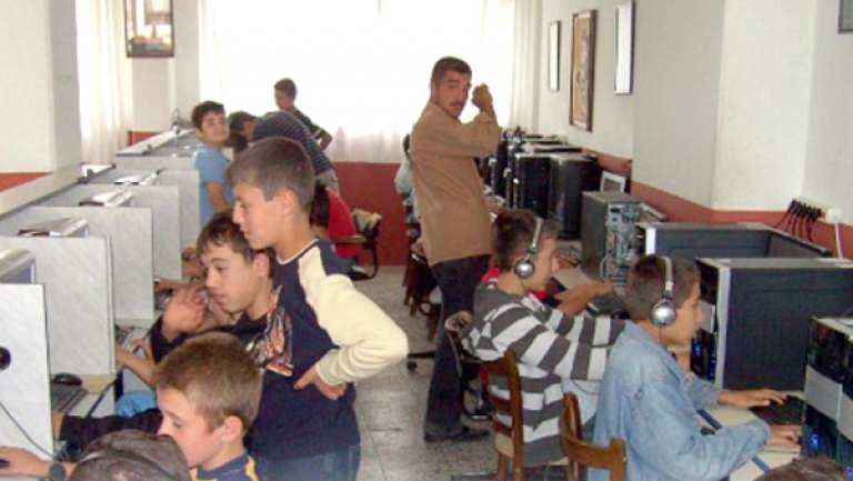 حملة تحسيسية بقالمة حول استعمال الأنترنت