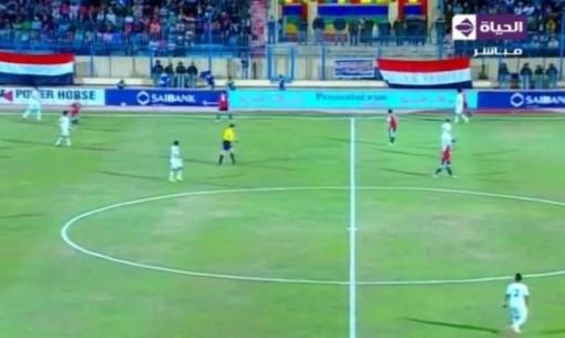 قنابل مسيلة للدموع توقف مباراة مصر و ليبيا