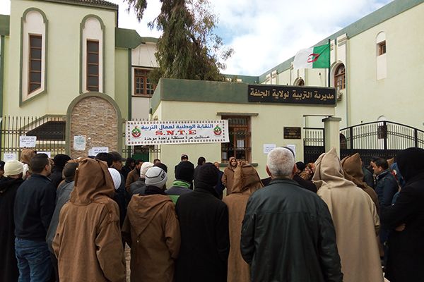 الأساتذة المتعاقدون يحتجون أمام مديرية التربية بالجلفة