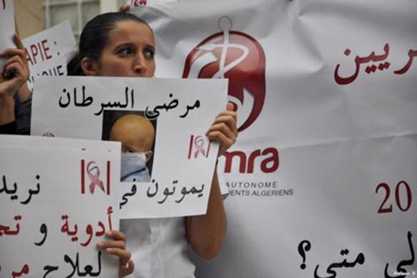 احتجاج مرضى السرطان وأوليائهم بمستشفى برج بوعريريج