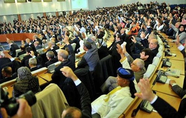 البرلمان يمرر الدستور بأغلبية ثلاثة أرباع