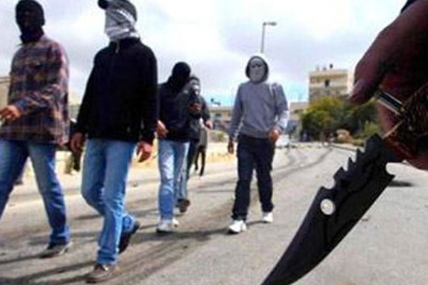 ملثمون يكبلون زوجة رئيس بلدية ويهددون بقتل رضيعها بمعسكر