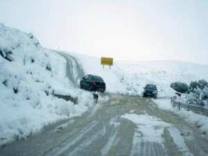 الثلوج تشل وتقطع الطرقات ببرج بوعريريج