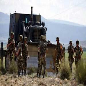 L'armée détruit deux refuges pour terroristes à Tébessa