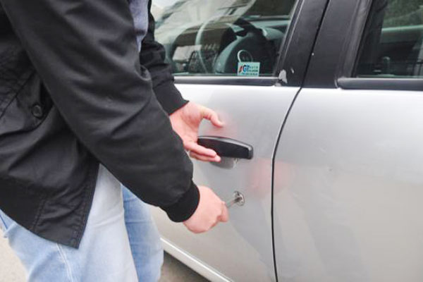 يسرق سيارة ويقدّمها كضمان لدين عليه بتيارت!