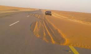 الزوابع الرملية تقبر الأراضي الرعوية بالبيض