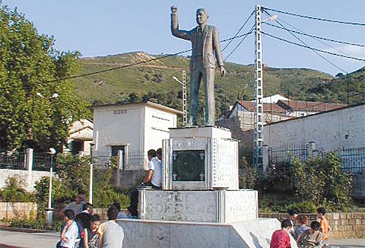 Djemaâ Saharidj rend hommage à Aïssat Idir