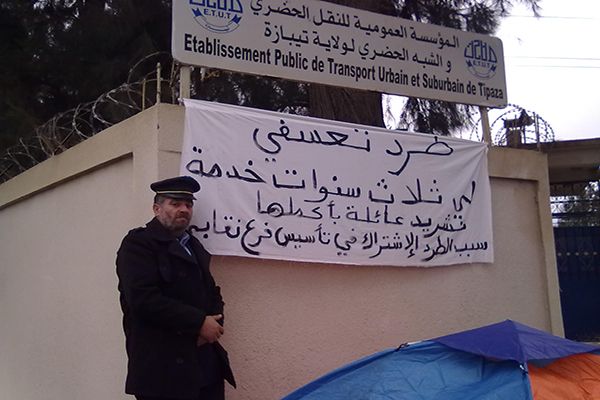 عامل مطرود من مؤسسة النقل الحضري بتيبازة يضرب عن الطعام