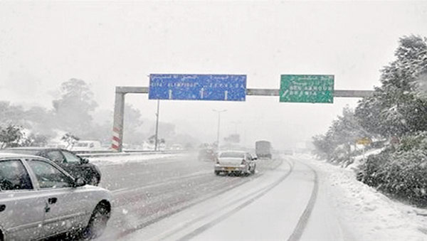 الثلوج تغلق الطرق بتيارت