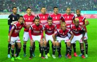 Une main et quatre doigts sur la couronne