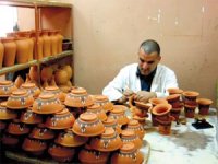 Atelier pratique à Nedroma sur la matière utilisée en poterie et céramique