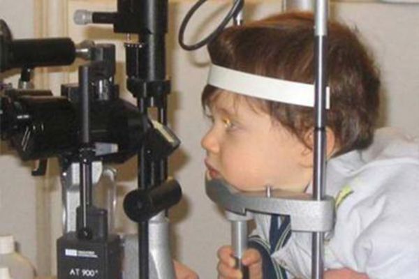 فريق طبي من وزارة الصحة للكشف عن الرمد الحبيبي بإيليزي