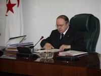 Le président Bouteflika signe huit décrets présidentiels