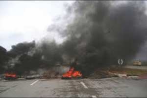 Des citoyens bloquent la RN45