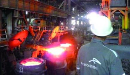 شلل إنتاجي يرهن مصير 5400 عامل بمركب الحجار بعنابة