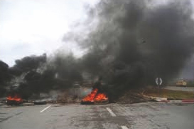 Des citoyens bloquent la RN45