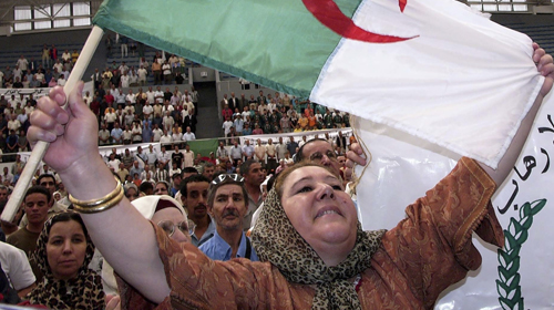 La femme avance patiemment, mais sûrement