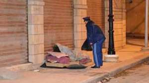 Un policier au chevet d'un SDF