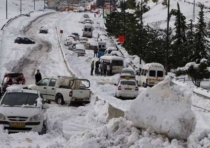 عاصفة ثلجية تعزل عدة بلديات في تيزي وزو