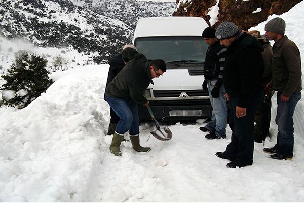 عاصفة ثلجية تشل الحياة وتعزل عدة بلديات في ولاية تيزي وزو