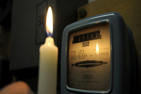 سكان غرد الباقل يستعملون بطاريات السيارات لتوفير الكهرباء بورقلة