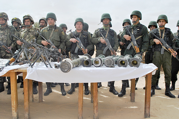 قايد صالح يعاين موقع حجز 