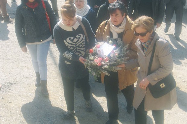 Recueillement à la mémoire de la militante Nabila Djahnine