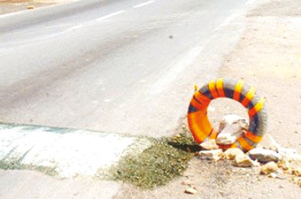 Des riverains bricolent leurs propres ralentisseurs à Sétif