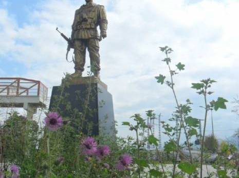 Les statues des figures historiques abandonnéés aux ovins