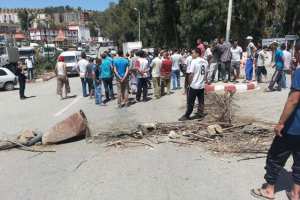 سكان أم الطبول يقطعون الطريق بالمتاريس والحجارة بالشلف