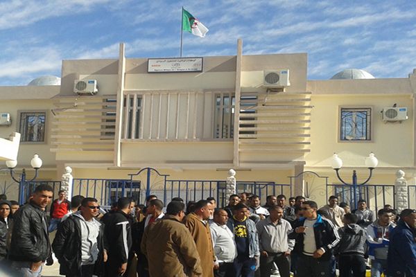 بطالون يغلقون وكالة التشغيل بأرزيو في وهران