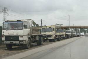 أصحاب المركبات يغلقون طريق الوزن الثقيل بورقلة