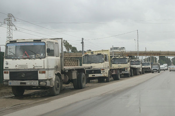 أصحاب المركبات يغلقون طريق الوزن الثقيل بورقلة