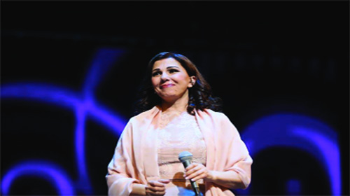 La soprano chante l'amour et la paix