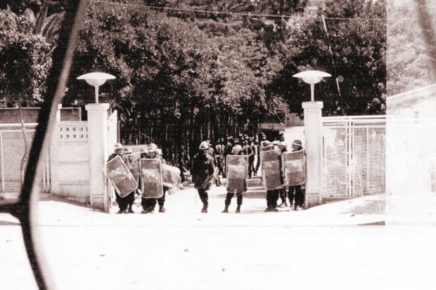 Revisiter Avril 1980 ou la quête de clairvoyance