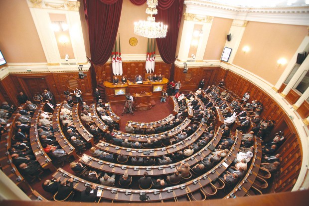 Les institutions s'invitent à la polémique