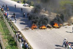 بعض المستفيدين مزقوا القوائم لتغطية الفضيحة              سكان “مقرة” بالمسيلة يغلقون الطريق احتجاجا على قائمة 115 مسكن اجتماعي