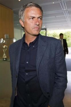 مورينيو ”المنافسة  على الدوري الإنجليزي ستكون بين الأحمر والأزرق”