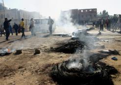 مواجهات ساخنة بين شباب وقوات مكافحة الشغب في الشوارع بسبب الكهرباء              آلاف السكان يحرقون مقر بلدية البياضة ودائرة ڤمار بالوادي