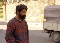 أصبحوا يشكّلون خطرا كبيرا عليهم              انتشار للمجانين بشوارع البيض والمواطنون يطالبون بتدخل السلطات